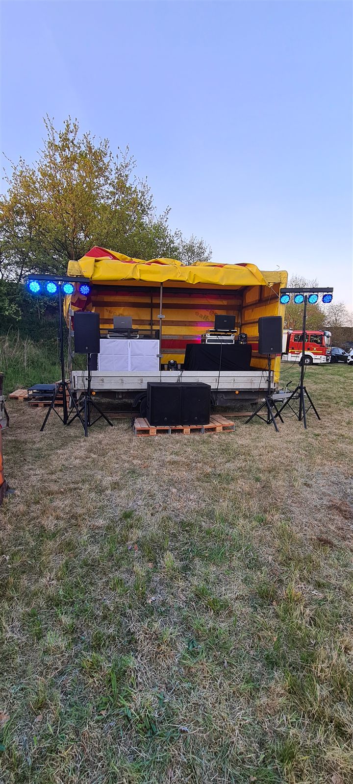 Bühnenaufbau beim Dorffest